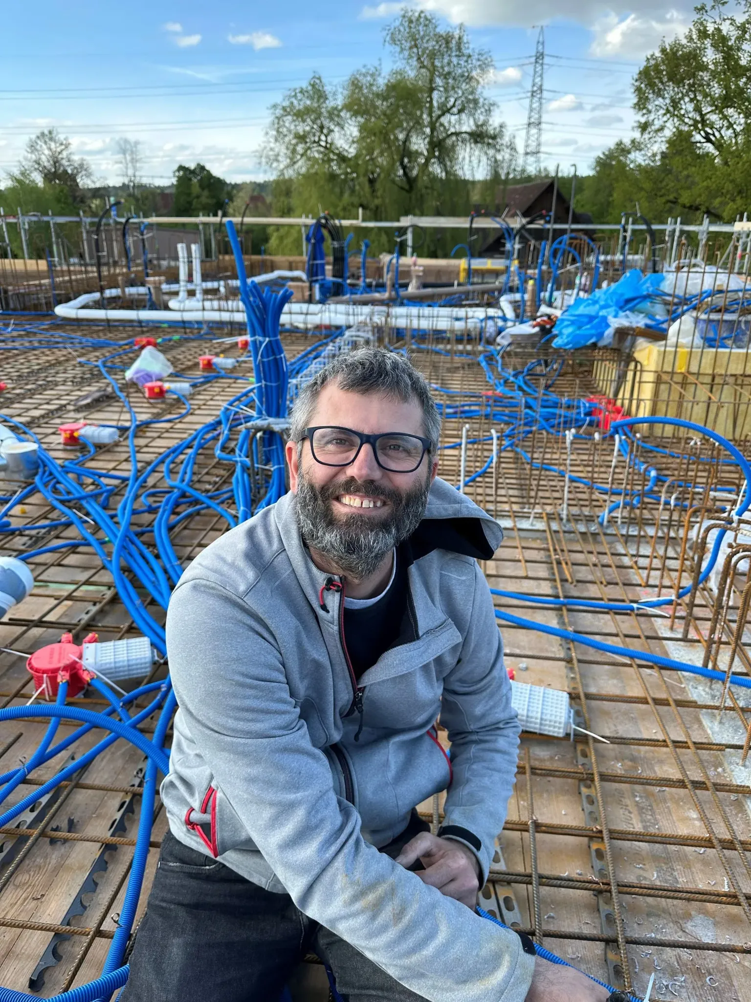 Duli Vrangalla auf einer Baustelle mit sichtbaren Elektroinstallationen